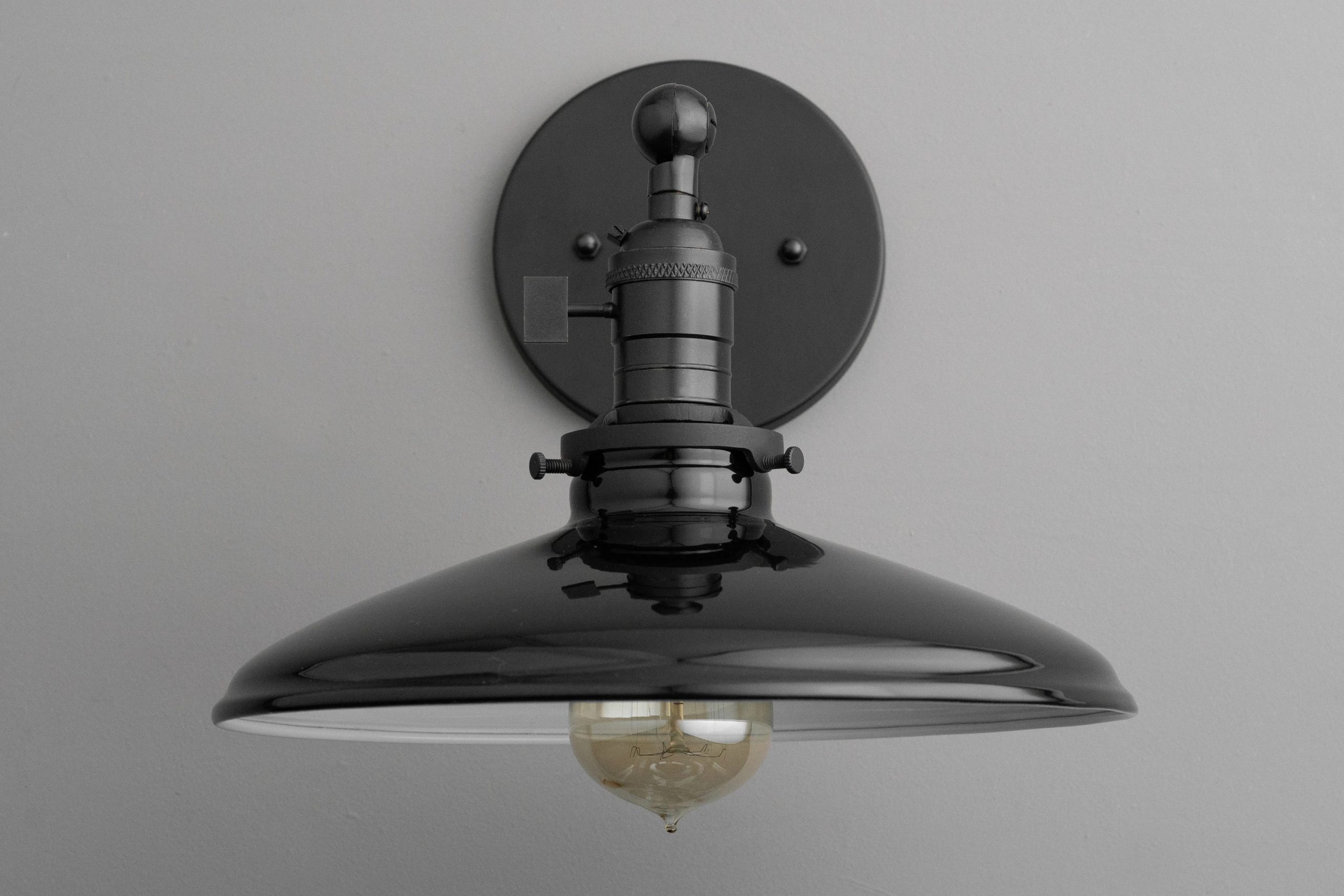Adjustable-glossy-black-disc-wall-lamp-3-scaled-1.jpg