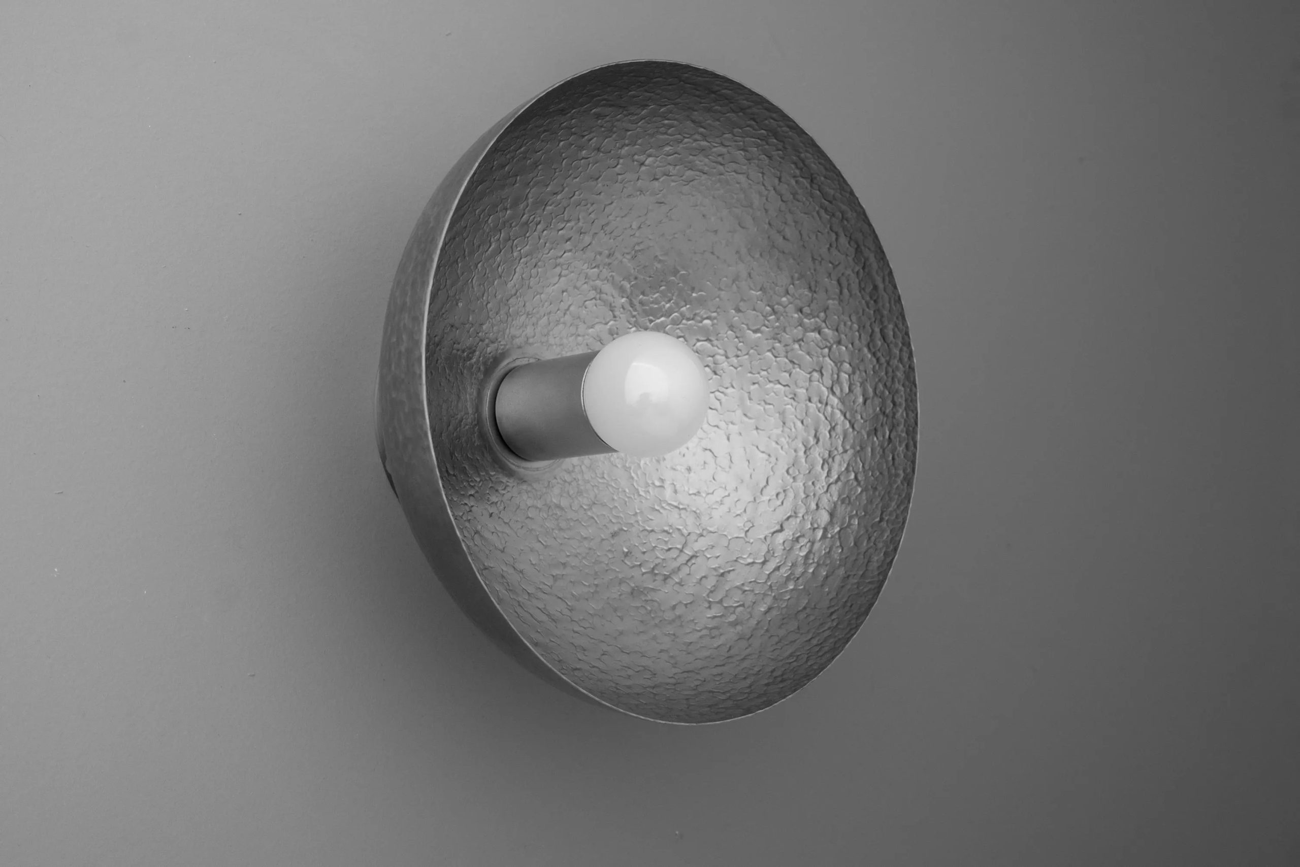 Hammer-patterned-bowl-shaped-wall-lamp-1-scaled-1.jpg
