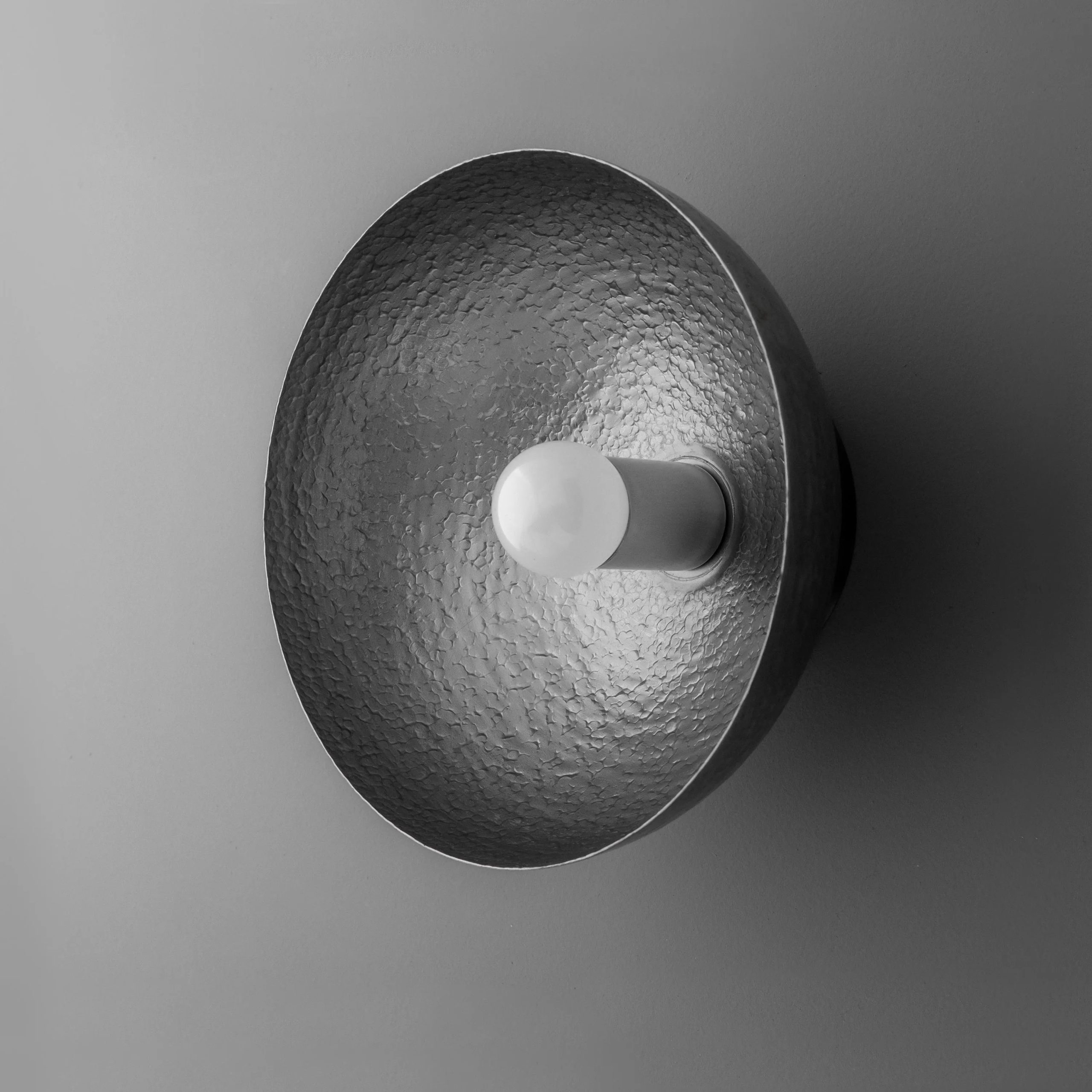 Hammer-patterned-bowl-shaped-wall-lamp-2-scaled-1.jpg