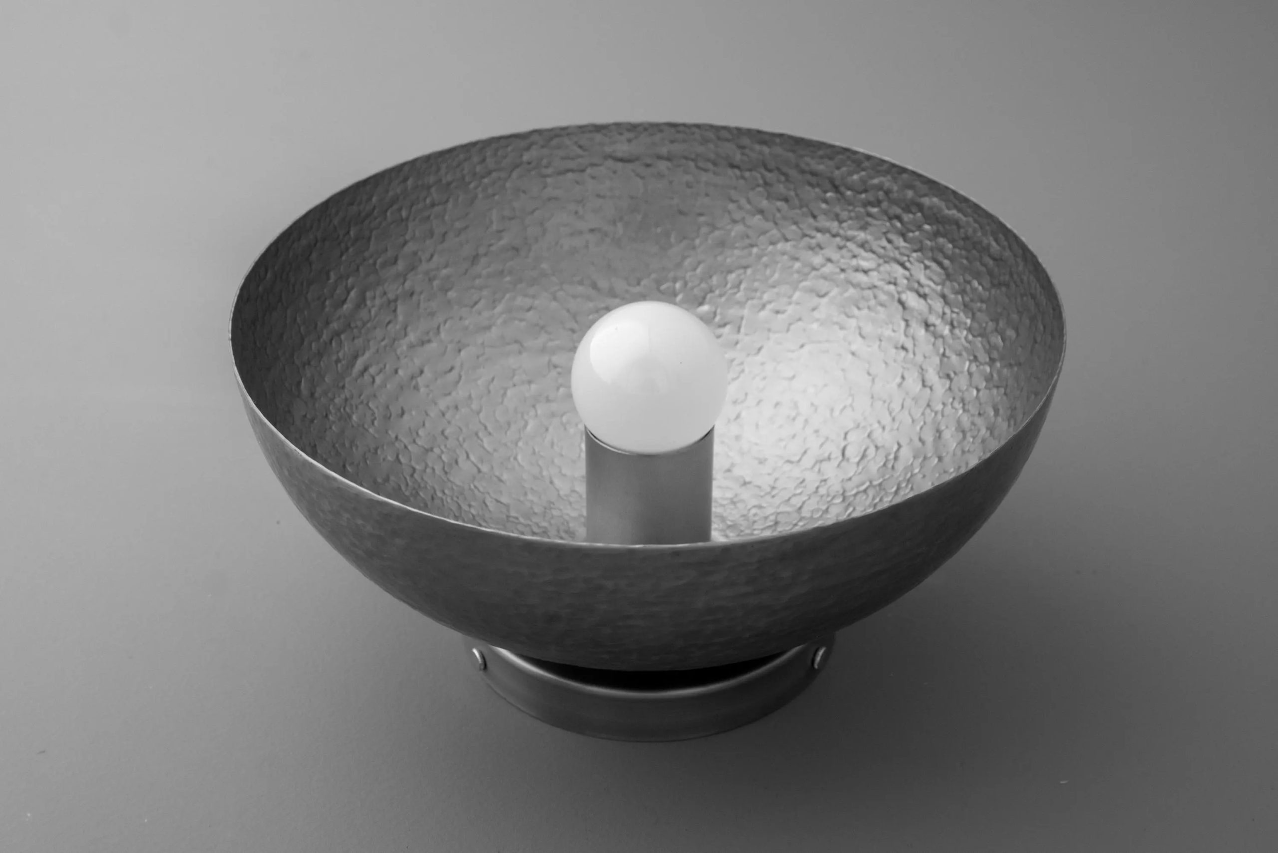 Hammer-patterned-bowl-shaped-wall-lamp-3-scaled-1.jpg
